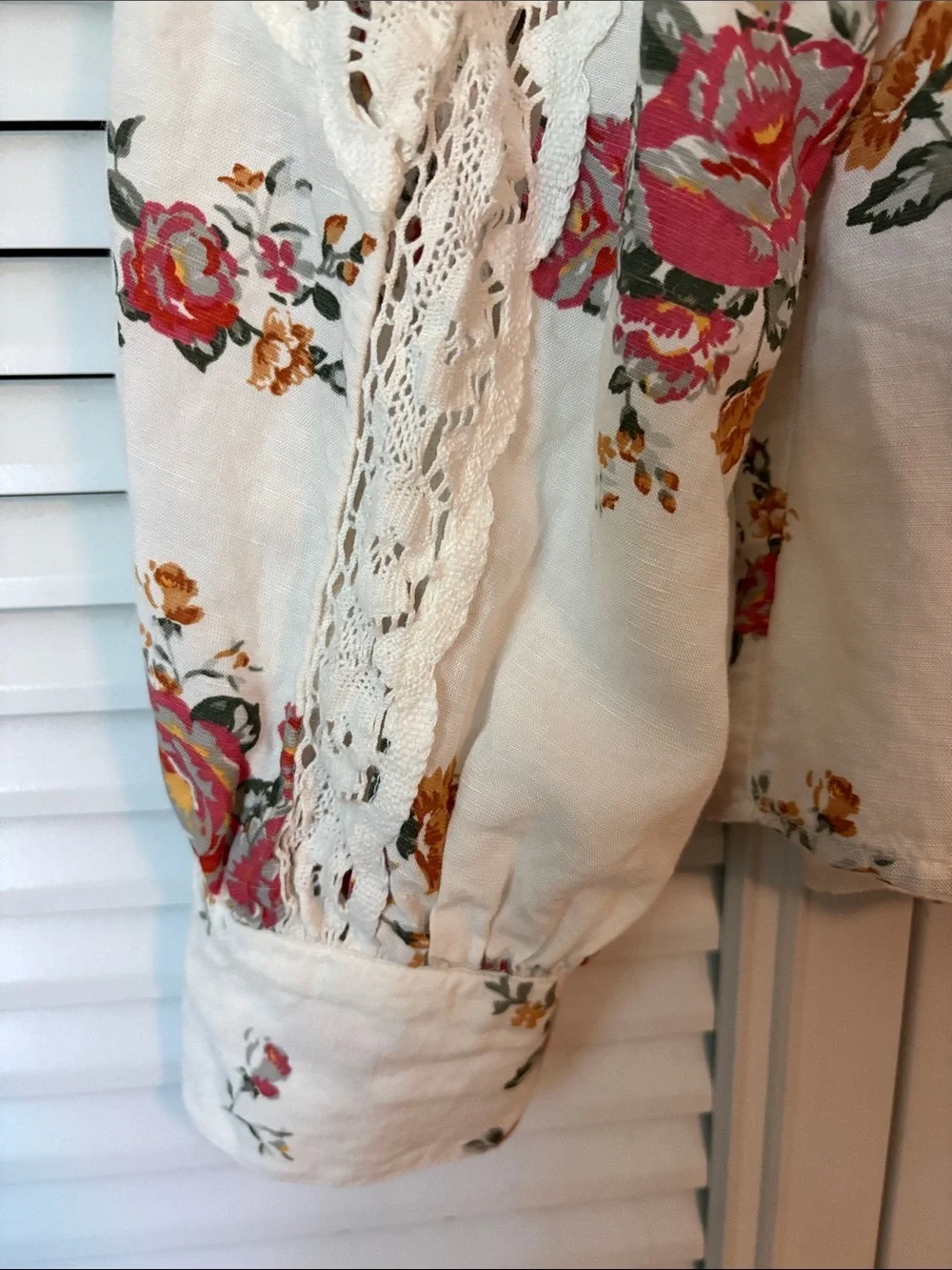 Zara Cream Floral Lace-Trim Button Front Blouse - Pink & Gold Roses Size Meduim - Picture 5 of 9
